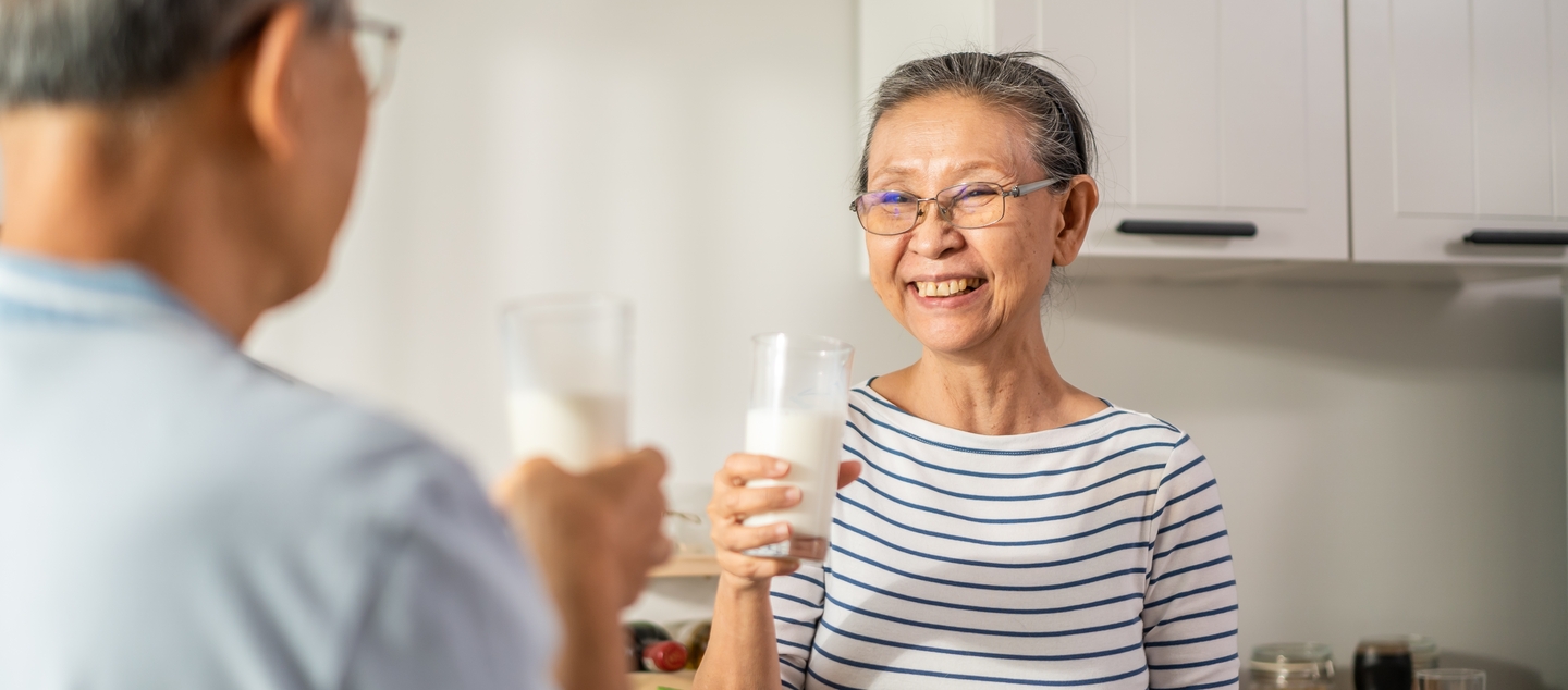 Asian,senior,elderly,couple,drink,a,glass,of,milk,in